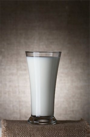 single Glass of Milk on burlap canvas and brown rustic background Foto de stock - Royalty-Free Super Valor e Assinatura, Número: 400-04016429