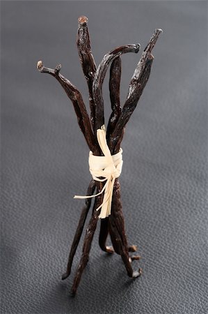 Vanilla pods  bunch tied by raffia on black leather background, shalow DOF, focus on the tops Foto de stock - Royalty-Free Super Valor e Assinatura, Número: 400-04016432