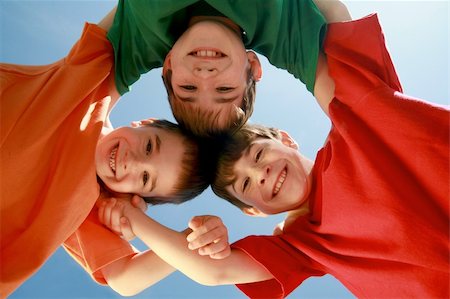 family ,huddle - Three Young Kids Having a Group Huddle Foto de stock - Super Valor sin royalties y Suscripción, Código: 400-04016573