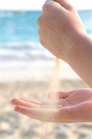 Hands pouring fine sand on a beach Foto de stock - Super Valor sin royalties y Suscripción, Código: 400-04017147