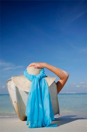 simsearch:400-03948588,k - One of a large series. Pretty girl in big straw hat on a tropical beach. Photographie de stock - Aubaine LD & Abonnement, Code: 400-04017454