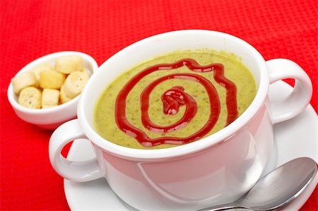 simsearch:400-07092695,k - Spinach puree and bread croutons on red mat. Shallow DOF Fotografie stock - Microstock e Abbonamento, Codice: 400-04017650