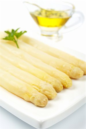 simsearch:400-03914146,k - Asparagus in the white plate and extra virgin olive oil with parsley.  Soft shadow and shallow depth of file Photographie de stock - Aubaine LD & Abonnement, Code: 400-04018209