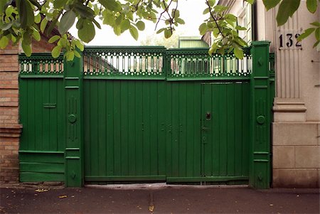 simsearch:400-04018755,k - Greeen gate of old house in Eysk, Azov sea coast, Rusia Stock Photo - Budget Royalty-Free & Subscription, Code: 400-04018744