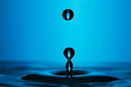 simsearch:400-04057916,k - Macro photo of a perfect water drop on blue background. Photographie de stock - Aubaine LD & Abonnement, Code: 400-04018764