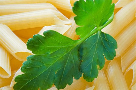 simsearch:400-05877069,k - Macaroni with a leaf of parsley close up Foto de stock - Super Valor sin royalties y Suscripción, Código: 400-04019001
