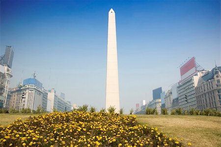 In the center of Buenos Aires, Argentina, stands this obelisk, an historic momument commemorating the 400 year anniversary of the city. Photographie de stock - Aubaine LD & Abonnement, Code: 400-04019194