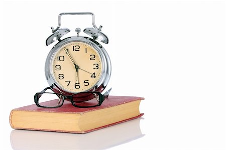 book with alarm clock and eyeglasses on white background Photographie de stock - Aubaine LD & Abonnement, Code: 400-04019418