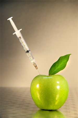 simsearch:400-05235334,k - Close-up of syringe in green apple Foto de stock - Super Valor sin royalties y Suscripción, Código: 400-04019719
