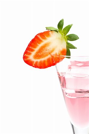 Un verre de fraise fraîche cocktail avec le cube de glace isolé sur fond blanc Photographie de stock - Aubaine LD & Abonnement, Code: 400-04019729