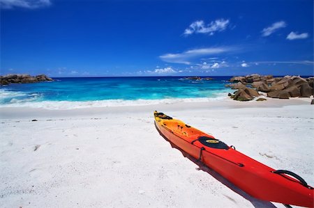 simsearch:400-05024650,k - Kayak on Tropical Coral Beach and Blue Sea in the Background Foto de stock - Super Valor sin royalties y Suscripción, Código: 400-04019932