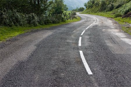 returning home - Winding road across the mountains of Navarra, in Spain Foto de stock - Super Valor sin royalties y Suscripción, Código: 400-04011314