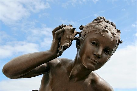 simsearch:400-09116178,k - Close up of bronze sculpture on the Pont Alexandre III in Paris, France. Foto de stock - Royalty-Free Super Valor e Assinatura, Número: 400-04012070