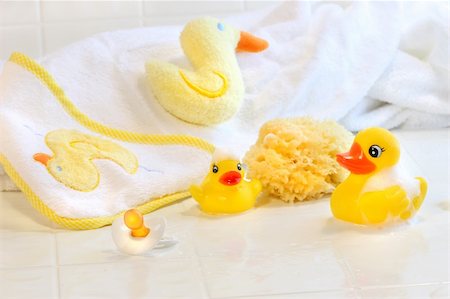 Bathtime for baby with toys and towel Foto de stock - Super Valor sin royalties y Suscripción, Código: 400-04012679