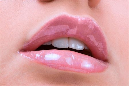 simsearch:400-05122684,k - clse up of a red mouth with lipstick and lip gloss Photographie de stock - Aubaine LD & Abonnement, Code: 400-04013439