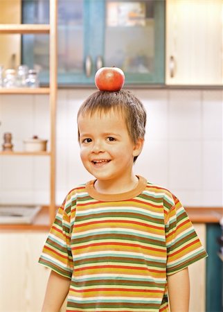 simsearch:400-04218582,k - Cute boy balanced a red apple Stockbilder - Microstock & Abonnement, Bildnummer: 400-04013557