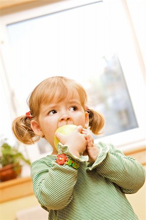 simsearch:400-05014700,k - Little girl eating a green apple Fotografie stock - Microstock e Abbonamento, Codice: 400-04013560