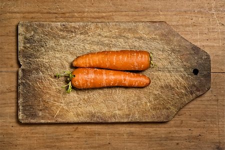 simsearch:400-04277065,k - Two fresh carrots on wooden cutting table. Stockbilder - Microstock & Abonnement, Bildnummer: 400-04024538