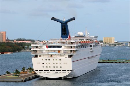 simsearch:400-07975148,k - Ocean liner visiting the port of Nassau, Bahamas Foto de stock - Super Valor sin royalties y Suscripción, Código: 400-04025612
