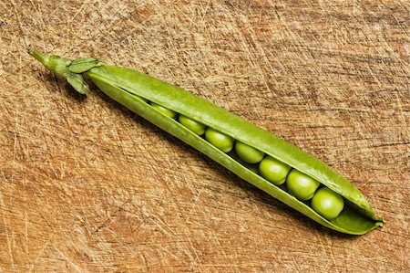 simsearch:400-05075296,k - Fresh green peas on wooden background, studio shot. Stock Photo - Budget Royalty-Free & Subscription, Code: 400-04026146