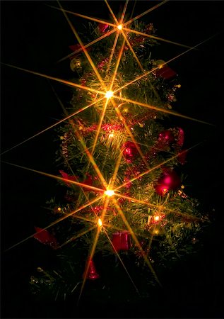 a christmas tree with electric candles on the black background Foto de stock - Royalty-Free Super Valor e Assinatura, Número: 400-04026312