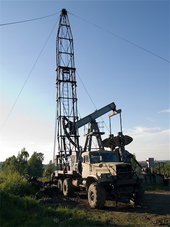 Mobile rig at work drilling the oil well Stockbilder - Microstock & Abonnement, Bildnummer: 400-04027574