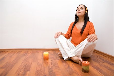 attractive brunette woman meditation at home Photographie de stock - Aubaine LD & Abonnement, Code: 400-04027629
