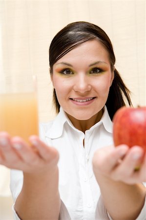 attractive brunette woman holding apple Foto de stock - Super Valor sin royalties y Suscripción, Código: 400-04028618