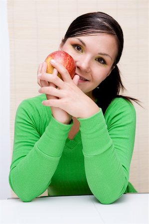 simsearch:400-05069103,k - attractive brunette woman holding apple Foto de stock - Super Valor sin royalties y Suscripción, Código: 400-04028627