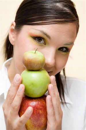 attractive brunette woman holding apple Foto de stock - Super Valor sin royalties y Suscripción, Código: 400-04028621