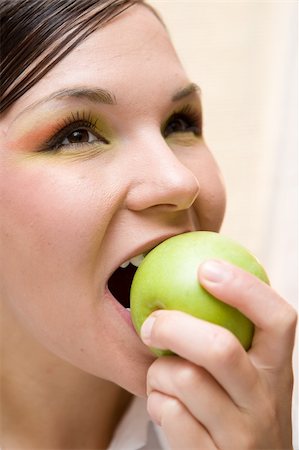 simsearch:400-04564052,k - attractive brunette woman holding apple Foto de stock - Super Valor sin royalties y Suscripción, Código: 400-04028622