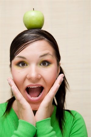 attractive brunette woman holding apple Foto de stock - Super Valor sin royalties y Suscripción, Código: 400-04028635