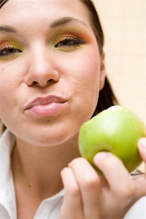 attractive brunette woman holding apple Foto de stock - Super Valor sin royalties y Suscripción, Código: 400-04028630
