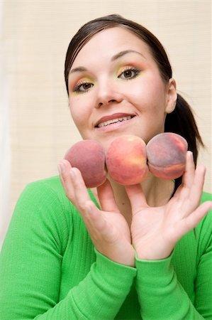 attractive brunette woman with peaches Foto de stock - Super Valor sin royalties y Suscripción, Código: 400-04028641