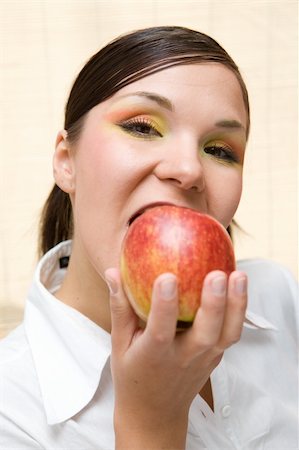 simsearch:400-04564052,k - attractive brunette woman holding apple Foto de stock - Super Valor sin royalties y Suscripción, Código: 400-04028643