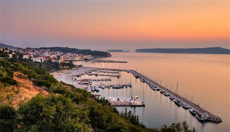 Picture of the seaside town of Pylos, southern Greece, showing also the gulf of Navarino Photographie de stock - Aubaine LD & Abonnement, Code: 400-04029123