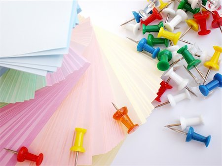 simsearch:400-04744751,k - colorful sheets and push pins isolated on white background Foto de stock - Super Valor sin royalties y Suscripción, Código: 400-04029144