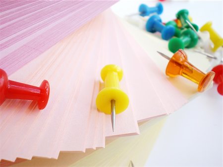 simsearch:400-04744751,k - colorful sheets and push pins isolated on white background Foto de stock - Super Valor sin royalties y Suscripción, Código: 400-04029145