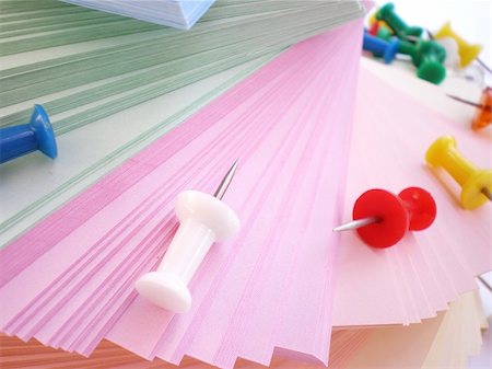 simsearch:400-04744751,k - colorful sheets and push pins isolated on white background Foto de stock - Super Valor sin royalties y Suscripción, Código: 400-04029147