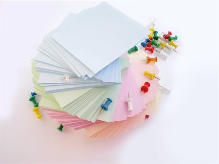 simsearch:400-04744751,k - colorful sheets and push pins isolated on white background Foto de stock - Super Valor sin royalties y Suscripción, Código: 400-04029155