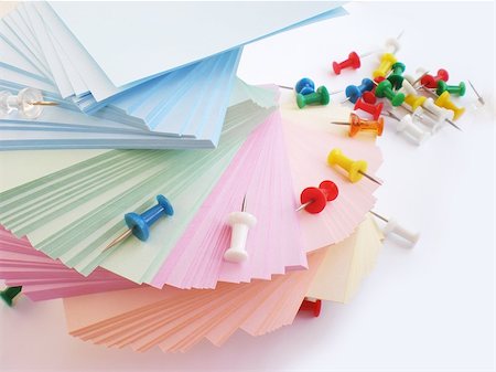 simsearch:400-04744751,k - colorful sheets and push pins isolated on white background Foto de stock - Super Valor sin royalties y Suscripción, Código: 400-04029152