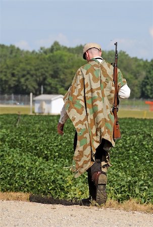 World Wat II era soldier walking on a coutry road Photographie de stock - Aubaine LD & Abonnement, Code: 400-04029230