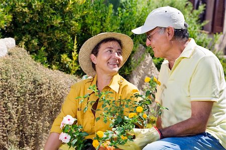 simsearch:400-04029831,k - Portrait of senior Italian couple in garden Fotografie stock - Microstock e Abbonamento, Codice: 400-04029830