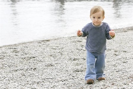 simsearch:400-08835171,k - baby boy on empty pebble beach Photographie de stock - Aubaine LD & Abonnement, Code: 400-04020516