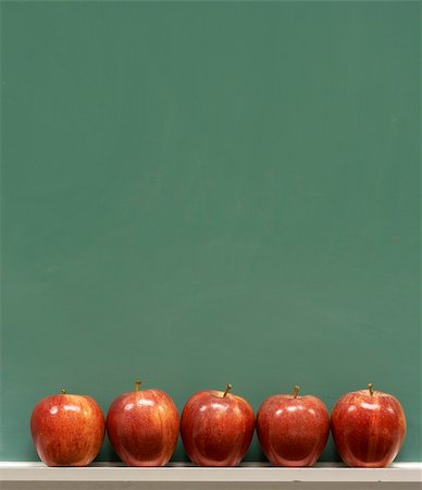 red apples on chalkboard in school classroom Foto de stock - Super Valor sin royalties y Suscripción, Código: 400-04020554