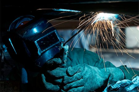 a welder working at shipyard during day Photographie de stock - Aubaine LD & Abonnement, Code: 400-04020552