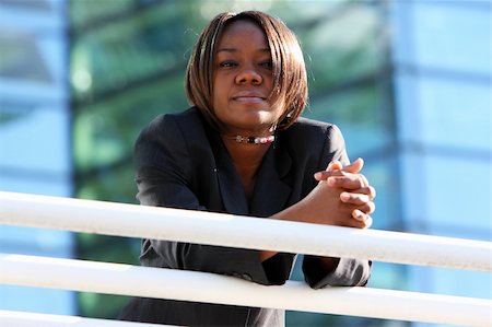 simsearch:400-06199596,k - African american woman standing with arms folded in an office environment. Foto de stock - Super Valor sin royalties y Suscripción, Código: 400-04020695