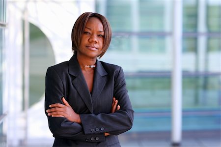 simsearch:400-06199596,k - African american woman standing with arms folded in an office environment. Foto de stock - Super Valor sin royalties y Suscripción, Código: 400-04020693