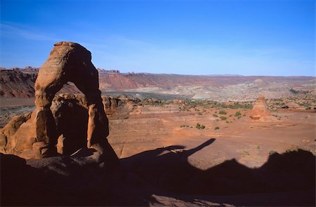 delicate arch - Arches National Park preserves over 2,000 natural sandstone arches, including the world-famous Delicate Arch, in addition to a variety of unique geological resources and formations. Foto de stock - Royalty-Free Super Valor e Assinatura, Número: 400-04020703