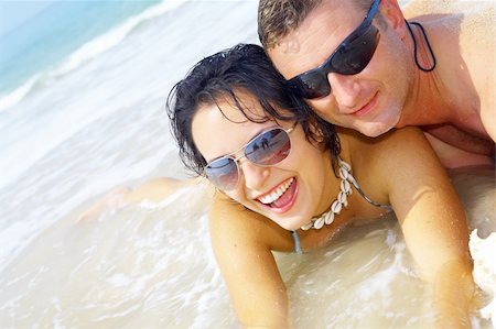 simsearch:400-05227851,k - a portrait of attractive couple having fun on the beach Fotografie stock - Microstock e Abbonamento, Codice: 400-04021185